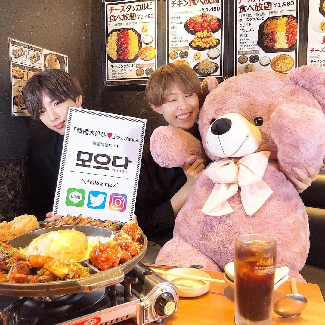 SKINGARDEN［スキンガーデン］さんのインスタグラム写真 - (SKINGARDEN［スキンガーデン］Instagram)「﻿ 皆さま本日もインスタLIVEのご視聴﻿ ありがとうございました😍✨﻿ ﻿ ﻿ 本日はゲストもお呼びして、ゴールデンウィーク目前❣️ 『おすすめの新大久保スポット』をテーマに﻿ 75chachaさまの店舗で撮影させていただきました🤩📷﻿ ﻿ ﻿ ﻿ 75chachaさまでは、韓国流行フードが一気に楽しめる﻿ 『食いしん坊メニューA』 を注文したさせていただきました🤤🍖﻿ ﻿ 真ん中にはパンとチーズたっぷりのシチューフォンデュ🧀 そのまわりをヤンニョムチキン・フライドチキン・サムギョプサル・タッカルビが囲みます🍗✨﻿ ﻿ ﻿ 新大久保で何を食べよう⁉️韓国流行フードが食べたい‼️ という方は是非『75chacha』さまへ 行ってみてください😍💓﻿ ﻿ ﻿ インスタLIVEは明日も17時30分〜配信いたします😆🧡﻿ 明日はカフェ編です😏☕️﻿ お楽しみに🤩❤️❤️﻿ ﻿ ﻿ ﻿ #skingarden #スキンガーデン #新大久保 #신오쿠보 #韓国 #韓国メイク #韓国コスメ #한국화장품 #한국메이크업 #메이크업 #코스메틱 #イベント #g9skin #berrisome #elishacoy #日韓 #좋아요 #instagood #beauty #cute #75chacha #먹방 #ウンチャンネル #シチューフォンデュ #チキン #韓国フード ﻿」4月24日 20時04分 - skingarden.jp