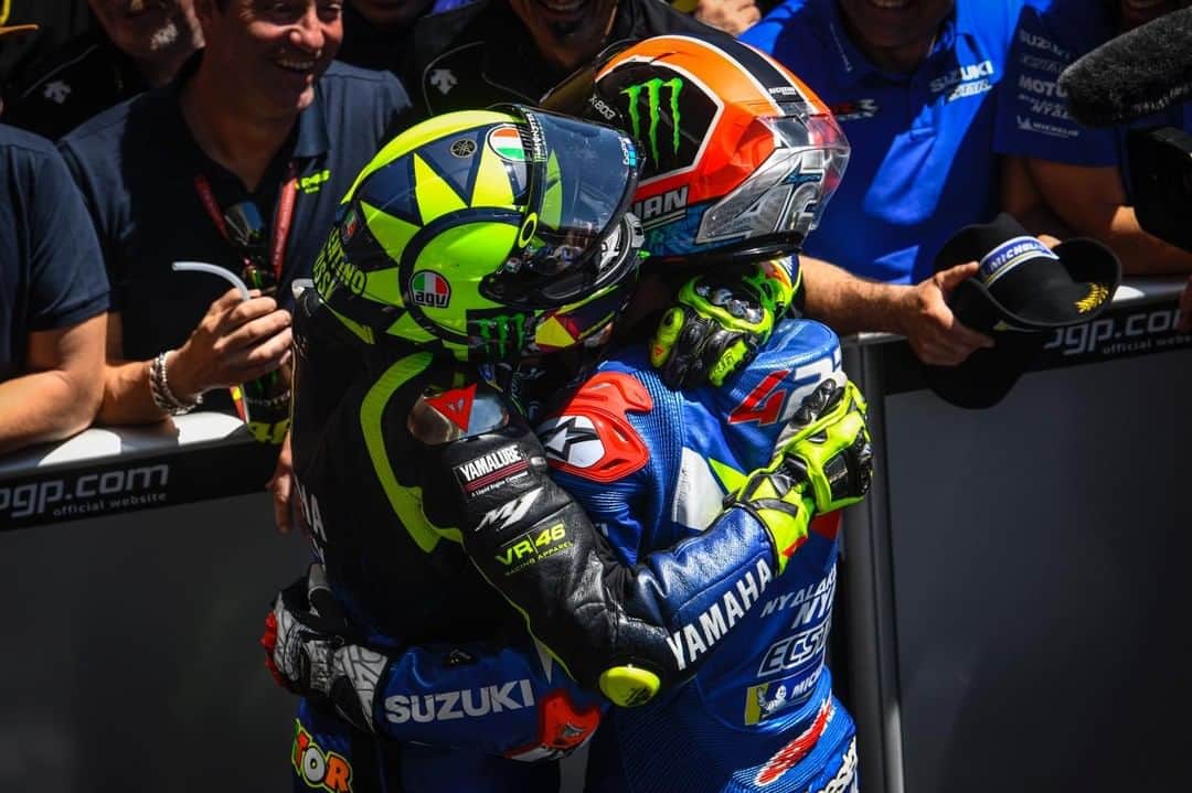 MotoGPさんのインスタグラム写真 - (MotoGPInstagram)「This hug 😍// We just can't get tired of remembering these moments after the #AmericasGP race 🤠 #VR46 #AR42 #MotoGP #Motorcycle #Racing #Motorsport」4月24日 20時00分 - motogp
