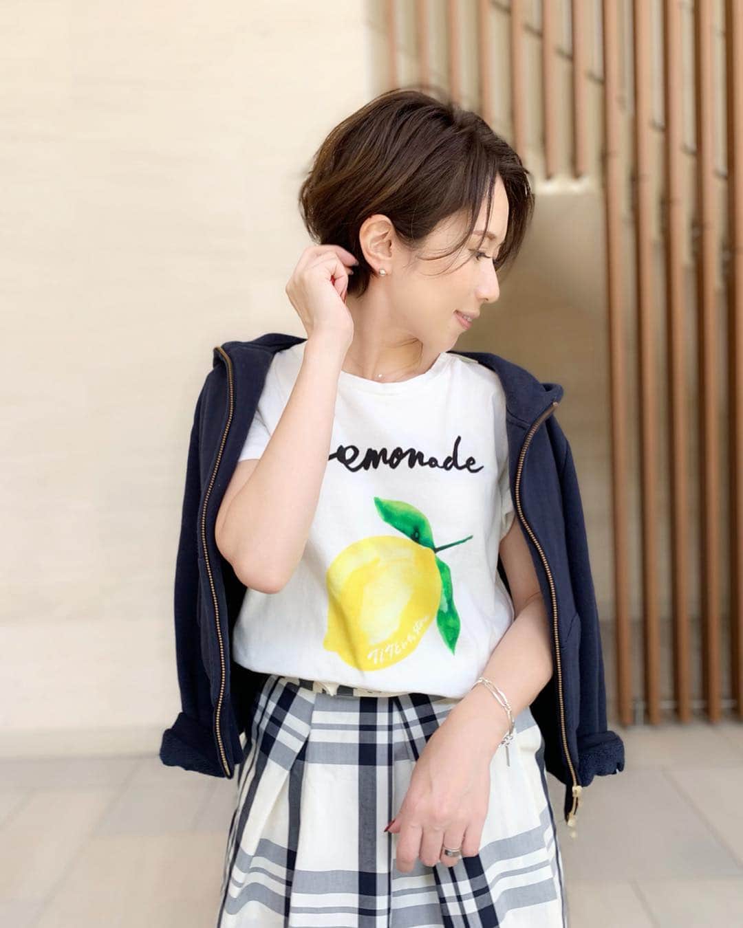 yuさんのインスタグラム写真 - (yuInstagram)「* * 夏に向けて集めたくなるデザインTシャツ👕 🍋柄がかわいいTシャツは @titeinthestore と @natsuyamaguchi コラボアイテム✨ 🍋のイエローがコーデの差し色に使える💛💛 👖合わせも間違いなくかわいい！！ * * "TITE in the store × natsuyamaguchi コラボ企画" 4/19(fri) ~ 4/30(tue)の期間中、『 公式アカウントフォロー & キャンペーン投稿にいいね! 』 して下さった方の中から、 抽選で3名様に TITE in the store × natsuyamaguchi コラボTシャツをプレゼント✨ * * #titeinthestore#supported#natsuyamaguchi#fashion#code#coordinate#ootd#outfitoftheday#outfit#mamagirl_sugotoku#locari#mineby3ootd#153cm#大人カジュアル#ママコーデ#おちびコーデ#ショートヘア#🍋」4月24日 20時03分 - yu.rm