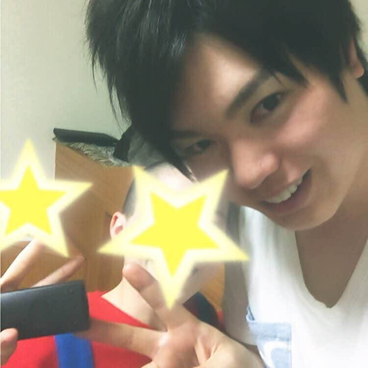 武元 裕太郎のインスタグラム：「はい。 こちら3年前の写真です🙏 3年前の自分に戻れるように これから身体を絞ります！ 暴飲暴食😋 美味いもの食って… お酒毎日飲んで… その生活ももういいや💦 という事で過去の自分の写真あげて コミットします💪 やるぞーーー🔥 #タビオ#旅行#海外#タビジョ#自由#人生#楽しみ#楽しんだもの勝ち#コミット#旅行好きな人と繋がりたい #旅行好き #ダイエット#自分磨き#おしゃれさんと繋がりたい#東京#大阪#名古屋#福岡#港区女子#港区男子#渋谷#恵比寿#六本木#EA#副収入#副業#在宅ワーク#隙間時間#投資#FXトレーダー」