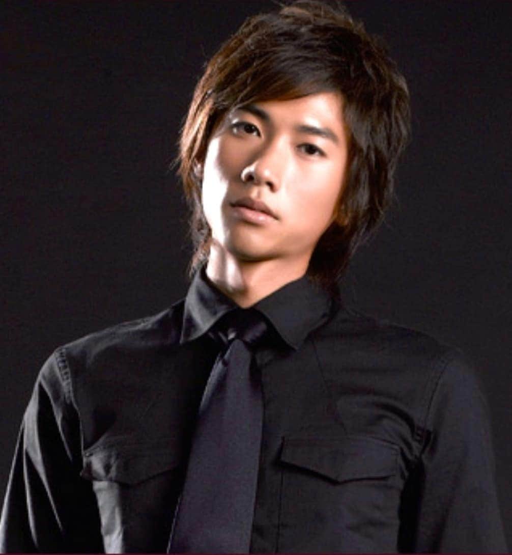 デスモンド・タンのインスタグラム：「一切都从这第一张照片开始。  2007那年，我20岁。我朋友看到《才华》的宣传就叫我去参加比赛。当时我刚退伍在等着上大学。带着好奇心和YOLO的心态，我鼓起了勇气就去面试。  就这样，我入行了，爱上了表演，也加入了这个演艺大家庭，让我有机会演出那么多不同的角色。这些角色你还记得吗?  2007 was the year that I joined Star Search, the year that I set sail to live my dreams. During this journey, I found incredible joy and passion to live as different characters from all walks of life. Sometimes it is not the passion that leads you to find the journey first, it is the journey that leads you to find passion. Are you game to take this same journey too?  For more information: 8world.com/starsearch2019  #StarSearch2019」