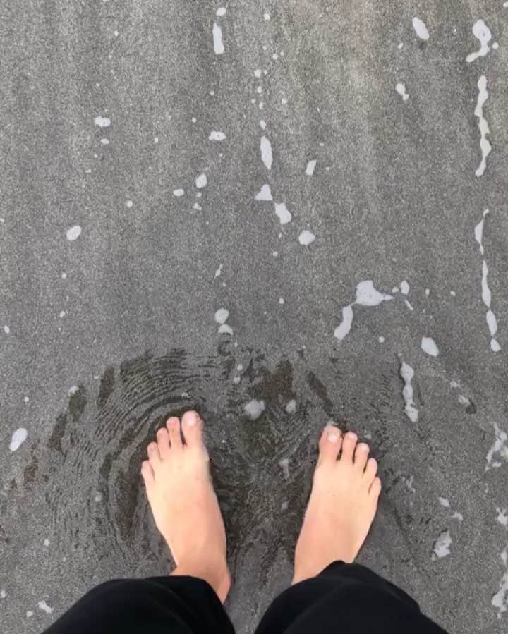のインスタグラム：「#アーシング #デトックス #浄化 #ヒデトレ  地球を素足で感じて歩く。  アーシングは、非常に単純で根本的です。 土や草が湿っていると伝導性がさらに高まります。  なるべく土の上を歩く🦀  海は、特に良い✨🌊 すぐにやってみてね🤗スッキリしますよ⭐️」