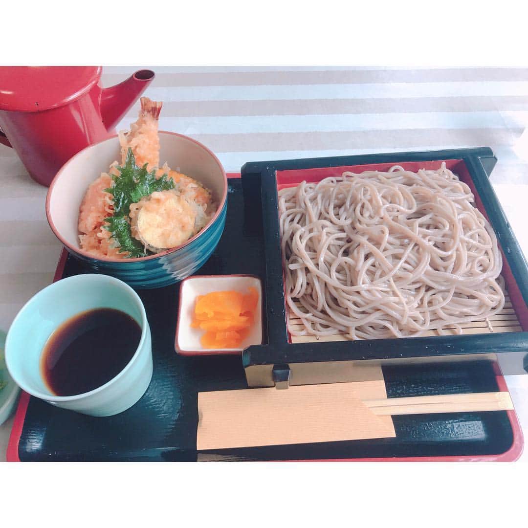 本田裕子さんのインスタグラム写真 - (本田裕子Instagram)「【その後の急展開と、最短の有難い流れ】 . 前回の記事に書きましたが、一昨日、かかりつけの先生が都内の大学病院に電話したところ、まりんの初診が連休明けになるとのことで、私はまた岡山の病院に電話しました。 . 先週の土曜日も一昨日も☎︎ 私が必死にまりんの話をしていたら🐶、「明日の始発で来てください」と言われ、昨日🚅6時の始発に乗って、まりんを連れて岡山に。 （当初は最短で週末だと伺っていたのに&実際🐶混んでいた中、本当に有難いです） . まりんは昨日そのまま入院し、CT検査をはじめ、様々な検査や診察をしていただき、明日手術をします。 . 検査や診断の結果、まりんの肝臓は正常なワンコの3分の1しかなく（小さく）、肝臓内の（必要な）血管の発達もほとんどない状態の門脈シャントで、一度にシャント血管を閉鎖すると、極度に門脈圧が亢進して門脈高血圧症（チアノーゼ、腸内毒素によるショックや心拍数の増加などの発作）が起きる可能性が高い（発作が起きたら24時間以内に死亡する可能性が高い）から、明日は部分結紮にとどめて肝臓内の血管の発達（と肝臓の発達）の促すことになりそう。 . そして、2ヶ月後、再手術することに。 （シャントのワンコは、7割が一度の手術で済むらしいのですが、まりんの場合は二度必要になりそう） . で、シャント結紮の合併症として、術後に原因不明のてんかんや痙攣状態が起きることがあって、それが起きた場合、そこからの回復の可能性は低いらしく、又、元々体内に毒素が巡っている状態でもあるほか、体に十分な糖分の蓄えがないこともあり、低血糖の問題も起きやすいとのこと。 . ですが、こちらの先生はそれらも熟知されていて、肝臓やシャントのスペリャリスト。 いろいろ詳しく丁寧にお話して下さり、動物愛に溢れていて、あたたかいお人柄で、強くて優しいお方で、心から信頼しています。 . まりんは今の状態だと余命1年だとおっしゃっていましたし、最短で最高の名医に巡り会えたこと、本当に恵まれています✨ . あと、もしまりんを先に避妊手術していたら、麻酔から目が覚めていなかったとのことで、本当まりんは強運の🐶です❣️ . CT検査の全身麻酔でも、まりんはかなり麻酔から覚めるのが遅かったみたいで。 （先生は想定済みで検査して下さいました） . 今回、一緒に避妊手術もしていただくのですが、まりんは肝臓が小さくお腹を開けてみて耐えられそうになければ、肝臓を育ててからの次回になるかもです。 . 先生は、「手術してしっかり治して、まりんちゃん本来の寿命15年、いや18年に戻しましょう！」ということで、先生は口にはしなかったけど、自信に満ちていました✨ . わたしはまりんの生命力や、先生を信頼していますし、これだけ沢山の愛を沢山の方から頂戴しているハッピー姫🐶💕 （門脈シャントはほとんどが先天性のもので、無謀なブリーディング（繁殖）が生み出していたり、お母さんが妊娠中に体調を崩したり等、してなるそうで、純真無垢で無邪気なまりんは本来の寿命に戻ります！！） . ここは岡山でもかなりの山奥で、いろいろ大変だったけど、ほんと来て良かった。 . 又、わたし自身もたくさんの幸運や、あたたかい人との出会いに恵まれています。 . そもそもかなり離れたところにしか宿がなくて、私は福岡の実家に帰ろうと思っていたけど体力的にヘロヘロでw 時間も遅くなり、わりと近くの宿が残り1室とれたり、開いてないお蕎麦屋さんのおばちゃんが私が1人キョロキョロしてたら開けてくれて、お蕎麦を出してくれたり（そもそも他にお店もなかった）宿の方やタクシーの運転手さんはじめ他にも沢山🙏✨（沢山エピソードあるから機会があれば又ゆっくり♡） . そして、今わたしは不思議と凄く冷静です✨ . まずは明日の手術。 . すべてを信頼して委ねます。 . .」4月24日 20時08分 - rinrin_yuko