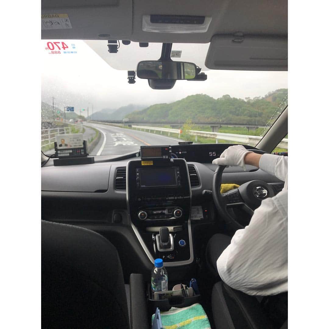 本田裕子さんのインスタグラム写真 - (本田裕子Instagram)「【その後の急展開と、最短の有難い流れ】 . 前回の記事に書きましたが、一昨日、かかりつけの先生が都内の大学病院に電話したところ、まりんの初診が連休明けになるとのことで、私はまた岡山の病院に電話しました。 . 先週の土曜日も一昨日も☎︎ 私が必死にまりんの話をしていたら🐶、「明日の始発で来てください」と言われ、昨日🚅6時の始発に乗って、まりんを連れて岡山に。 （当初は最短で週末だと伺っていたのに&実際🐶混んでいた中、本当に有難いです） . まりんは昨日そのまま入院し、CT検査をはじめ、様々な検査や診察をしていただき、明日手術をします。 . 検査や診断の結果、まりんの肝臓は正常なワンコの3分の1しかなく（小さく）、肝臓内の（必要な）血管の発達もほとんどない状態の門脈シャントで、一度にシャント血管を閉鎖すると、極度に門脈圧が亢進して門脈高血圧症（チアノーゼ、腸内毒素によるショックや心拍数の増加などの発作）が起きる可能性が高い（発作が起きたら24時間以内に死亡する可能性が高い）から、明日は部分結紮にとどめて肝臓内の血管の発達（と肝臓の発達）の促すことになりそう。 . そして、2ヶ月後、再手術することに。 （シャントのワンコは、7割が一度の手術で済むらしいのですが、まりんの場合は二度必要になりそう） . で、シャント結紮の合併症として、術後に原因不明のてんかんや痙攣状態が起きることがあって、それが起きた場合、そこからの回復の可能性は低いらしく、又、元々体内に毒素が巡っている状態でもあるほか、体に十分な糖分の蓄えがないこともあり、低血糖の問題も起きやすいとのこと。 . ですが、こちらの先生はそれらも熟知されていて、肝臓やシャントのスペリャリスト。 いろいろ詳しく丁寧にお話して下さり、動物愛に溢れていて、あたたかいお人柄で、強くて優しいお方で、心から信頼しています。 . まりんは今の状態だと余命1年だとおっしゃっていましたし、最短で最高の名医に巡り会えたこと、本当に恵まれています✨ . あと、もしまりんを先に避妊手術していたら、麻酔から目が覚めていなかったとのことで、本当まりんは強運の🐶です❣️ . CT検査の全身麻酔でも、まりんはかなり麻酔から覚めるのが遅かったみたいで。 （先生は想定済みで検査して下さいました） . 今回、一緒に避妊手術もしていただくのですが、まりんは肝臓が小さくお腹を開けてみて耐えられそうになければ、肝臓を育ててからの次回になるかもです。 . 先生は、「手術してしっかり治して、まりんちゃん本来の寿命15年、いや18年に戻しましょう！」ということで、先生は口にはしなかったけど、自信に満ちていました✨ . わたしはまりんの生命力や、先生を信頼していますし、これだけ沢山の愛を沢山の方から頂戴しているハッピー姫🐶💕 （門脈シャントはほとんどが先天性のもので、無謀なブリーディング（繁殖）が生み出していたり、お母さんが妊娠中に体調を崩したり等、してなるそうで、純真無垢で無邪気なまりんは本来の寿命に戻ります！！） . ここは岡山でもかなりの山奥で、いろいろ大変だったけど、ほんと来て良かった。 . 又、わたし自身もたくさんの幸運や、あたたかい人との出会いに恵まれています。 . そもそもかなり離れたところにしか宿がなくて、私は福岡の実家に帰ろうと思っていたけど体力的にヘロヘロでw 時間も遅くなり、わりと近くの宿が残り1室とれたり、開いてないお蕎麦屋さんのおばちゃんが私が1人キョロキョロしてたら開けてくれて、お蕎麦を出してくれたり（そもそも他にお店もなかった）宿の方やタクシーの運転手さんはじめ他にも沢山🙏✨（沢山エピソードあるから機会があれば又ゆっくり♡） . そして、今わたしは不思議と凄く冷静です✨ . まずは明日の手術。 . すべてを信頼して委ねます。 . .」4月24日 20時08分 - rinrin_yuko