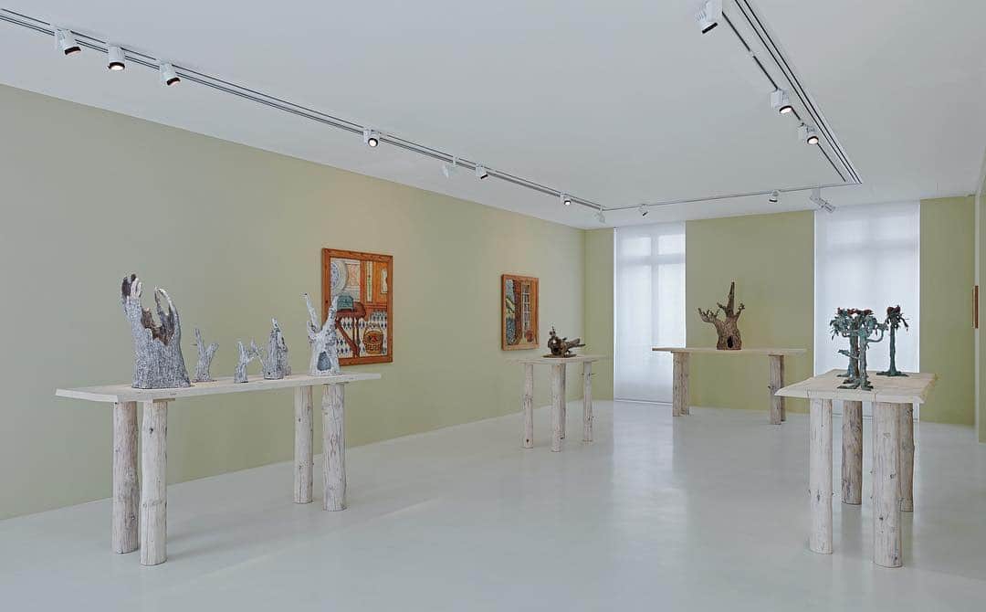 のインスタグラム：「#SetsukoKlossowskadeRola: Stop by Gagosian, Paris, to see terra-cotta and enameled ceramics by Setsuko. "Setsuko: Into the Trees" is on view through June 1.  Working across many mediums, from bronze to gouache, Setsuko combines sumptuous surfaces with tranquil subject matter, often suggesting an optimistic interconnectedness between natural and constructed elements, as well as a symbiosis between life and death. Learn more via the link in our bio. __________ #Gagosian #GagosianParis Installation views, "Setsuko: Into the Trees," Gagosian, Paris, April 11–June 1, 2019. Artwork © Setsuko. Photos: Thomas Lannes」