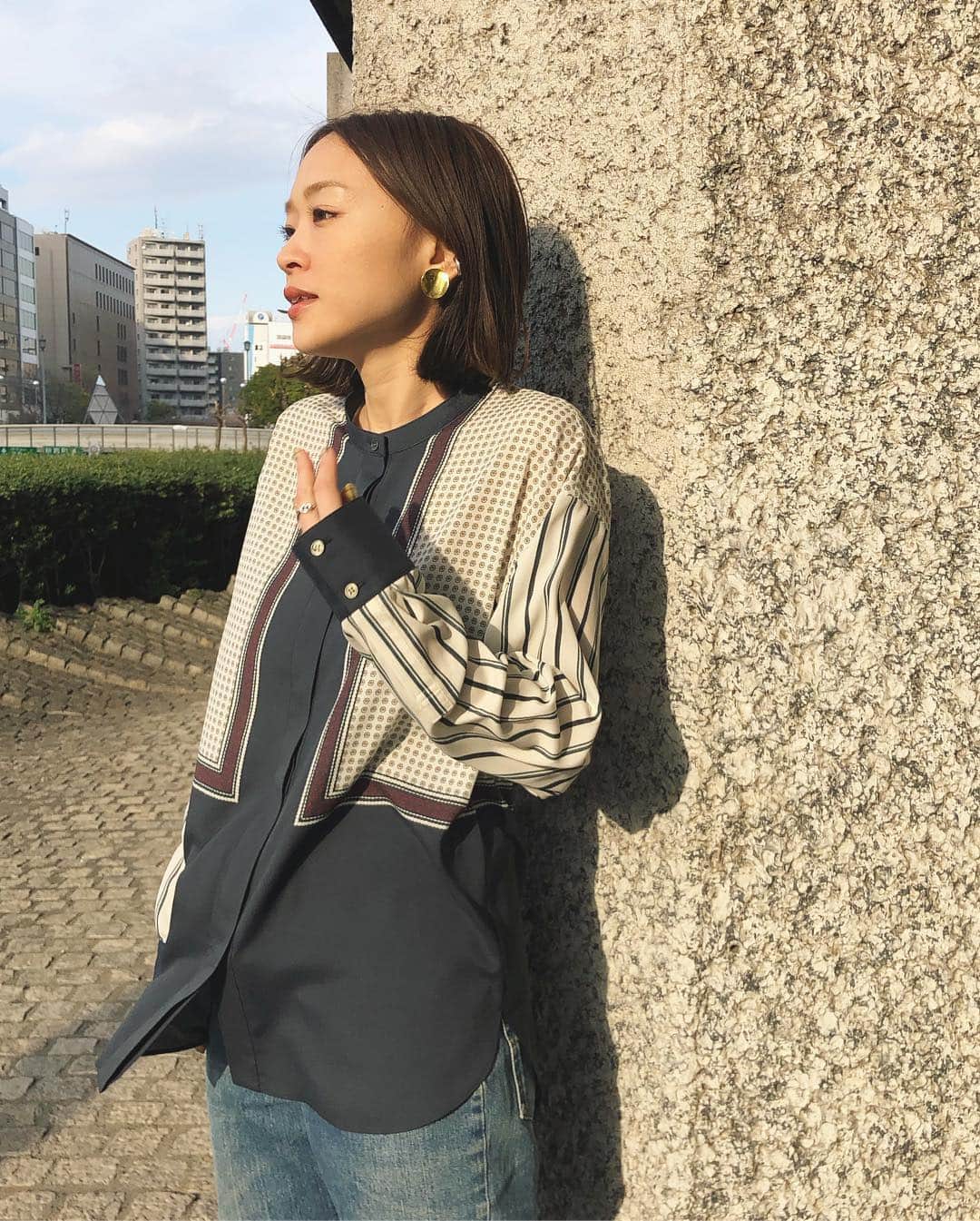 野尻美穂のインスタグラム：「このシャツは柄の色もぜーんぶ選んでて、一枚の柄をうまく袖に使ったりこだわったかわいいこ🥺サイズ感大きくするのに生地の問題とか沢山あって、まったく簡単じゃなかったこのシャツは本当に力作です😭作ってくれてありがとうございます😭💕 これは撮影のアザーカット😋 #とっても風が強くて寒かった😇 #preferships_mihonojiri」
