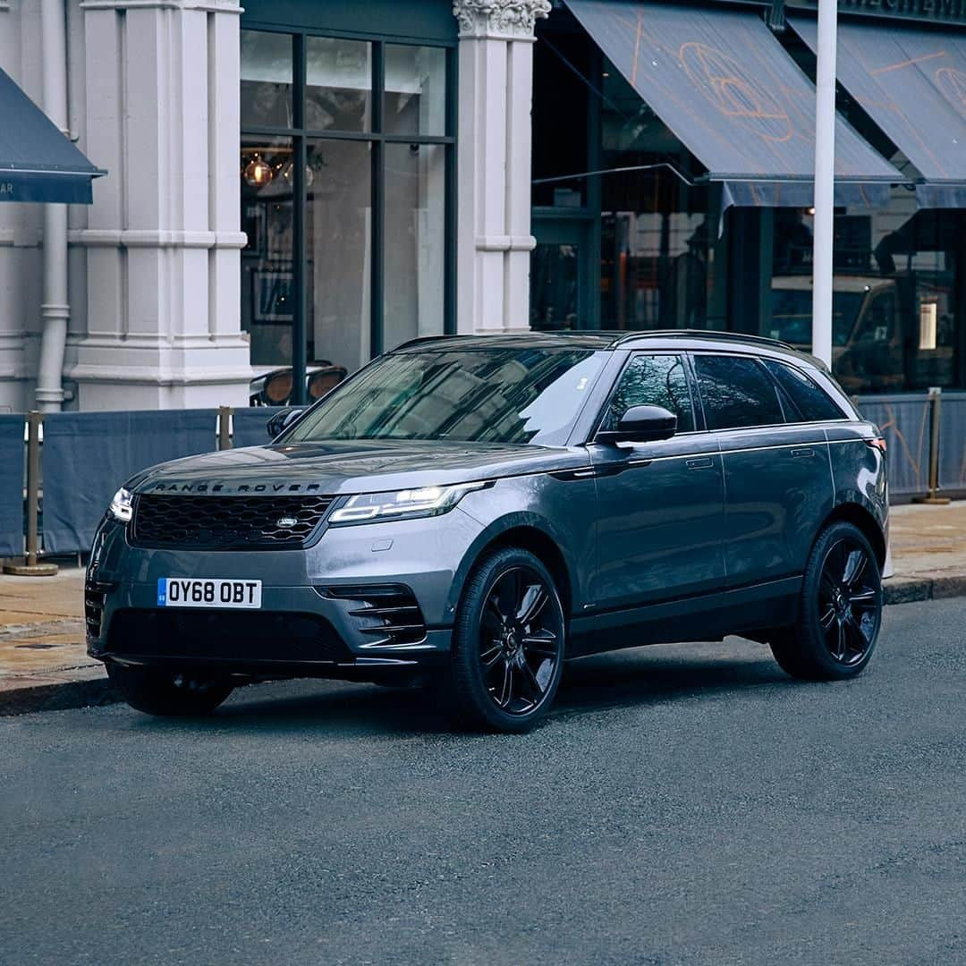 Land Roverさんのインスタグラム写真 - (Land RoverInstagram)「#RangeRover #Velar - combining the renowned Range Rover floating roof and continuous waistline with a simplicity that exudes confidence.  #4x4 #CarsofInstagram #Instacar #Design #AutomotiveDesign #Car #Cars #CityLife #CityStyle #CityLifestyle」4月24日 20時10分 - landrover