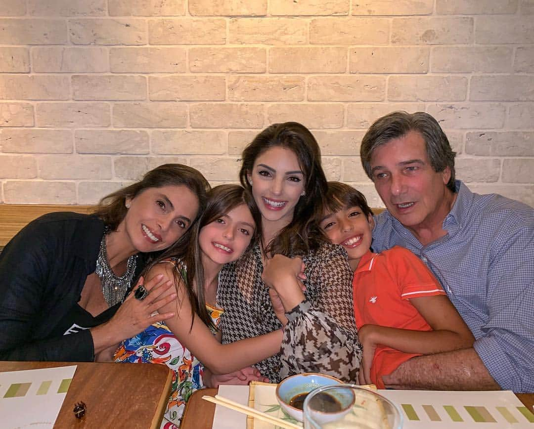 カロリーネ・セリコさんのインスタグラム写真 - (カロリーネ・セリコInstagram)「BLESSED. Porque não importa qual a sua família. Se ela é perfeita, ou imperfeita. Se ela te dá trabalho ou se você que dá para ela. Se você é uma mãe para todos da sua casa, ou se você é o filho mais complexo. Se ela é super complicada ou se ela é o seu porto seguro. Se ela dificulta a vida ou se ela é bondosa com todos. Não importa. A sua família é a família PERFEITA para você. Com ela você cresce, com ela você sofre e se fortalece... Nela há AMOR! O verdadeiro amor... É só aprender a enxergar com BONS OLHOS, que no tempo certo tudo floresce 🌷」4月24日 20時10分 - cacelico