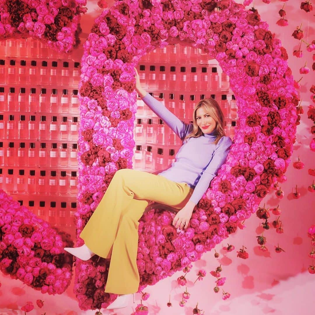 ローラ・プラデルスカさんのインスタグラム写真 - (ローラ・プラデルスカInstagram)「Because the weather could be better... but flowers need water to blossom. Not a poem 💕」4月24日 20時19分 - lpradelska