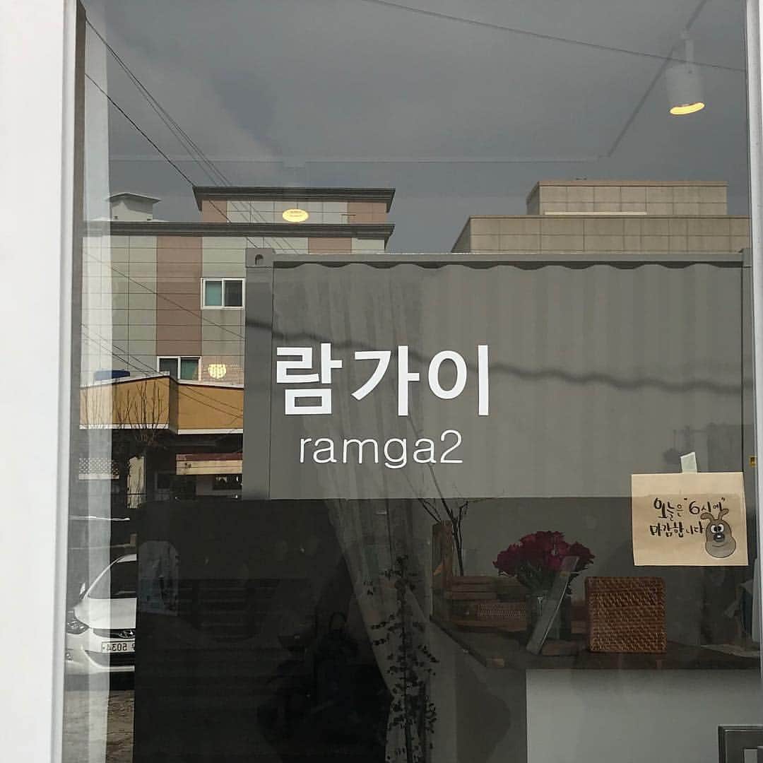 isutaさんのインスタグラム写真 - (isutaInstagram)「. 韓国・釜山にあるカフェ「람가이（ラムガイ）」をご紹介♡ . 朝から行列ができるほど韓国で人気のカフェです♩ . アンパンマンや食パンマン、バイキンマンのお餅ケーキが食べられるんです！ . 日によってはチャーリーブラウンのケーキも登場するよう…！ . ぜひキャラクターのお餅ケーキを求めて、遊びに行ってみてくださいね！ _____ 람가이 open：12:00〜20:00（売り切れ次第閉店） access：釜山市 水営区 水営路510番キル 30 _____ Photo by  @mun______98 @rnldiahm . #isuta #isutapic #isutacafe #イスタ #ラムガイ #람가이 #韓国カフェ」4月24日 20時21分 - isuta_jp
