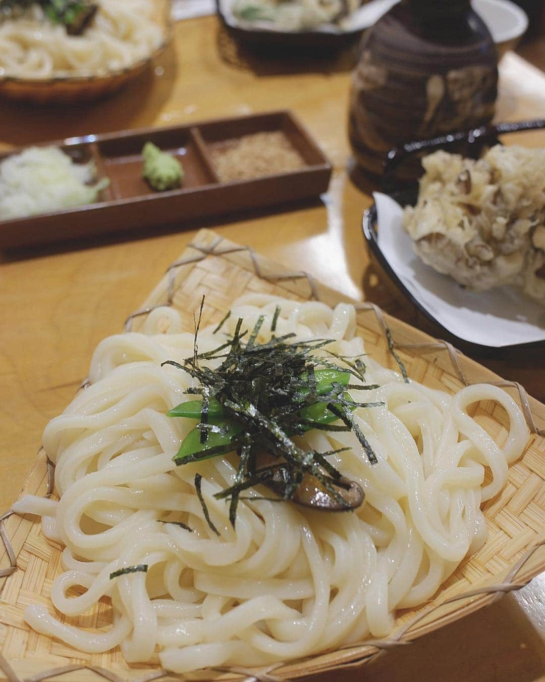 川本彩さんのインスタグラム写真 - (川本彩Instagram)「★★ . . 久しぶりの水沢うどん🕊 前回は田丸屋さんに行ったので、今回は大澤屋さんへ😋 写真でも分かる艶✨つるつるで、コシが強すぎず食べやすくて大好き🥰 写真で見きれてしまってるけど舞茸の天ぷらのボリュームがすごくて...！ うどんも並で中々のボリューム🍴お腹空かして行くことをおすすめします🌷 お腹いっぱいでしんこもちは食べれずでした💦 ・ #水沢うどん #うどん #水沢 #大澤屋 #伊香保 #伊香保温泉 #温泉 #温泉旅行 #温泉女子 #温泉巡り #温泉街 #旅行 #源泉掛け流し  #源泉掛け流し温泉 #温泉♨️ #onsen #ikaho #ikahoonsen #gunma #mizusawa #udon #oosawaya」4月24日 20時21分 - aya_kawamoto