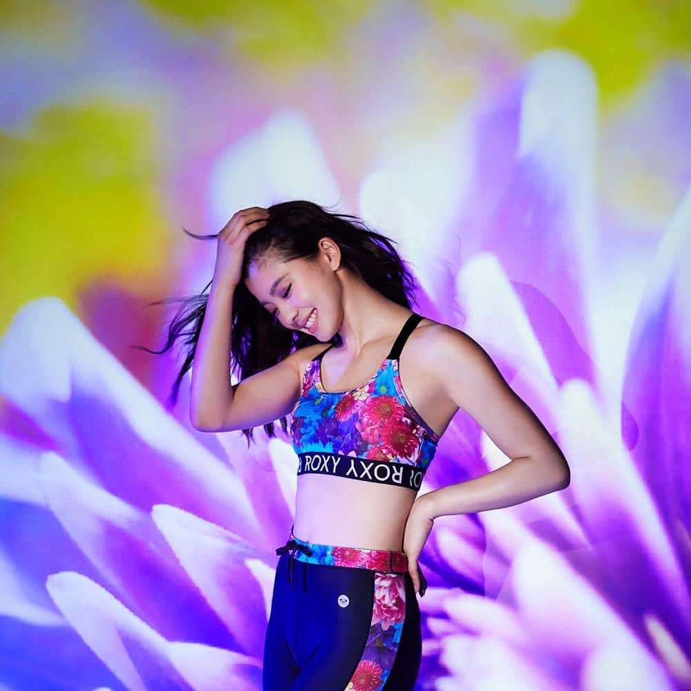 のインスタグラム：「ROXY x M / mika ninagawa コラボ第3弾！販売スタート！ roxy.jp/mmikaninagwa #蜷川実花 #roxyxmikaninagawa  今回のモデルは @asahina_aya」