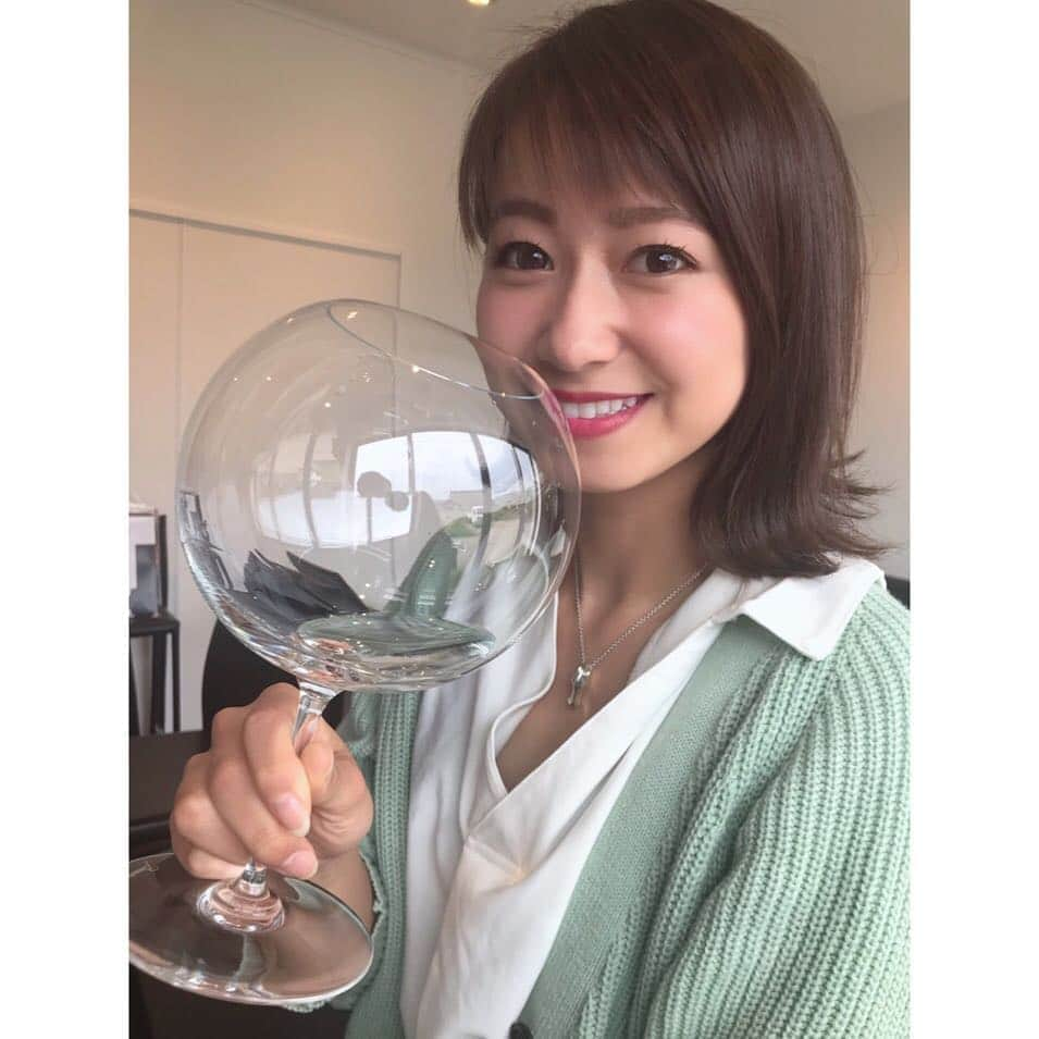 吉川亜樹さんのインスタグラム写真 - (吉川亜樹Instagram)「こんな大っきなグラスで日本酒を テイスティングするの初めて🍶 蔵元の杜氏さんと意気投合した日❤️ #日本酒#日本酒女子 #日本酒好きな人と繋がりたい  #日本酒学講師 #唎酒師#テイスティング#ワイングラスで日本酒 #sake#吉川亜樹」4月24日 20時24分 - yoshikawa_aki