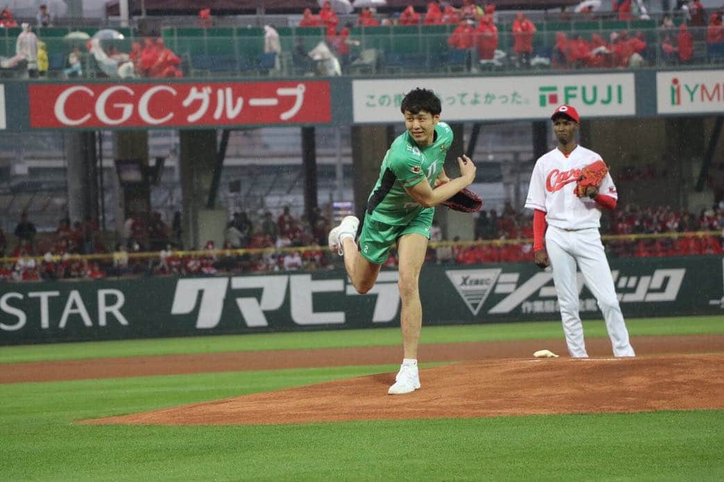 小野寺太志さんのインスタグラム写真 - (小野寺太志Instagram)「… 昨日は念願だった始球式でした！ 雨の中、暴投しないかとても緊張してましたが、 ストライクゾーンに投げれて良かったです😂 貴重な経験ありがとうございました🙆‍♂️🙆‍♂️ #0423 #jtthunders #carp #始球式 #スライリー #曽根海成」4月24日 20時30分 - taishi.o
