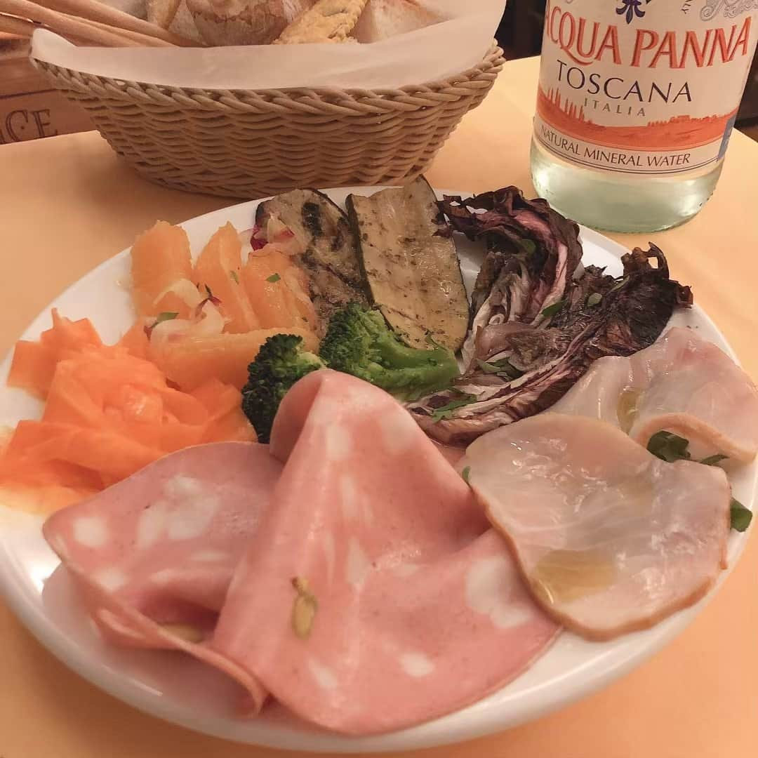 たまたまこさんのインスタグラム写真 - (たまたまこInstagram)「弟と目黒飲み！ 結果夜もパスタww からの2軒目はシナトラの激ハマり中いちごサワーとレモンサワー飲みまくり！ 弟も気に入ってくれたよう！」4月24日 20時40分 - tamarikomari