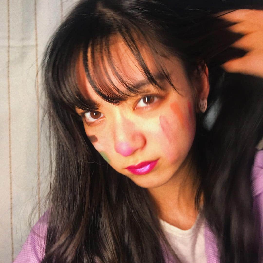 夏目璃乃さんのインスタグラム写真 - (夏目璃乃Instagram)「・ ・ また今度めちゃんこカラフルなメイクしよーと❤️🧡💚💙💜 ・ #夏目璃乃 #動画 で#こーなった #カラフル #メイク」4月24日 20時35分 - natsume_rino