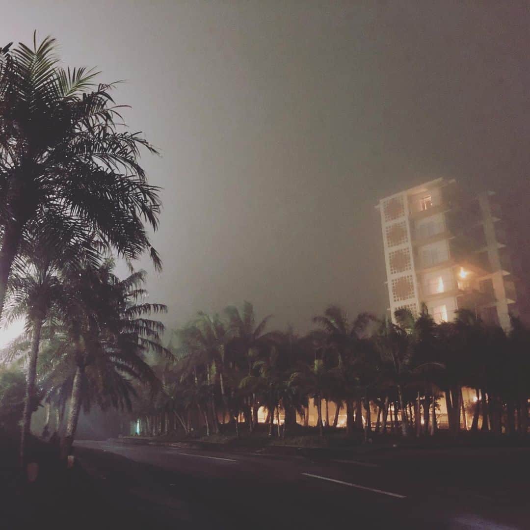 カヌチャリゾートさんのインスタグラム写真 - (カヌチャリゾートInstagram)「今宵のパームタワーは霧に包まれております、、 #カヌチャ #リゾート #カヌチャリゾート #沖縄 #ぞわぞわ」4月24日 20時38分 - kanucha_resort