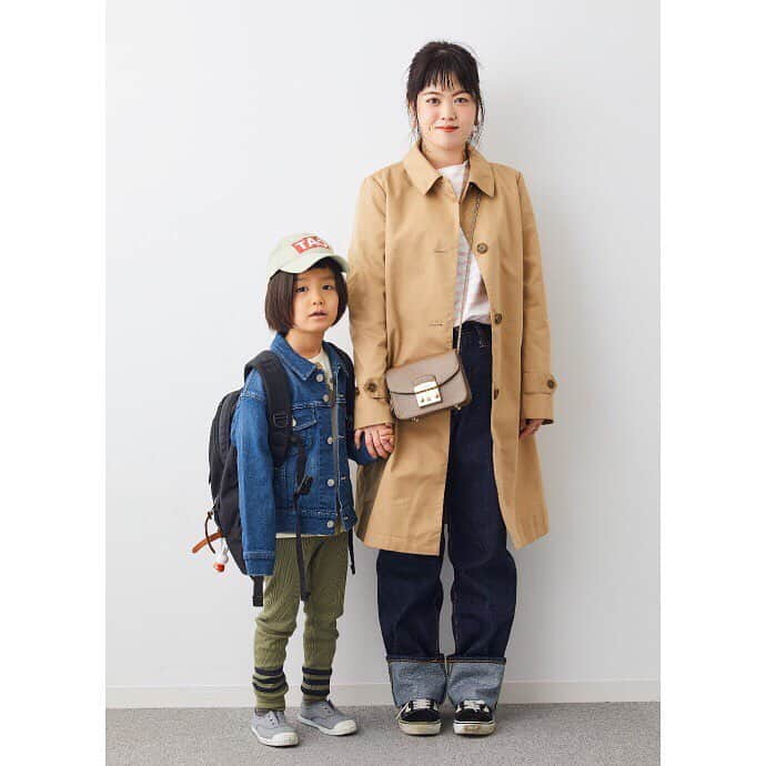 ハグマグ編集部さんのインスタグラム写真 - (ハグマグ編集部Instagram)「【HugMug SNAP】📙最新号「MAMA&KIDSみんなのリアルファッション」特集、発売中👨‍👩‍👧‍👦✨. . ベーシックアイテムのハンサム親子コーデ。 .  河原井友香さん＆杜和くん・5歳 . ［mama］ Trench coat：#無印良品 Cut＆sewn：#saintjames Denim pants：#edwin Earring：#ハンドメイド Bag：#furla Sneaker：#vans . ［kids］ Jacket：#edwin Tops：#minirodini Leggings：#bobochoses Cap：#theanimalsobservatory Back pack：#gregory Sneaker：#cienta . 詳しいコーディネートは、プロフィールから「mercidays by HugMug」をCHECK！ . #親子スナップ #snap #hugmug #ハグマグ #親子雑誌 #ママ雑誌 #mamacofashionsnap #ママファッション #ママコーデ #ママコーディネート #親子コーデ #おやこーで #リンクコーデ #親子リンクコーデ #大人カジュアル #今日のコーデ #kidsfashion #キッズコーデ #デニムコーデ」4月24日 20時38分 - hugmug_insta