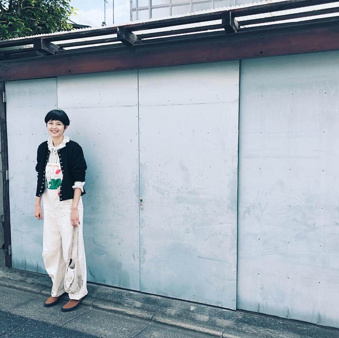 菊池亜希子さんのインスタグラム写真 - (菊池亜希子Instagram)「アニエスのスナップカーディガン。色違い、素材違いで何枚も持っているんだけど、最近は一番大きいサイズをよく着ます。オーバーオールの上に羽織るのにちょうど良い。 イコ坊も色違いで何着か持ってるよ。ガシガシ洗えるって、最高。 . #オーバーオール  #スナップカーディガン #agnesb #agnesb_jp #thesnapcardiganstory」4月24日 20時48分 - kikuchiakiko_official