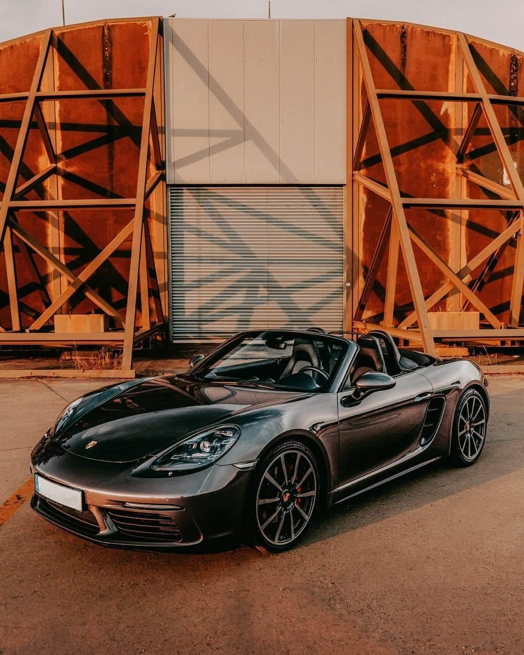 Porscheさんのインスタグラム写真 - (PorscheInstagram)「When the top comes down, the heart rate goes up. #PorscheMoment #718Boxster #718 #Boxster #Porsche #PorscheBoxster (📷: @alex.visuals)」4月24日 20時41分 - porsche