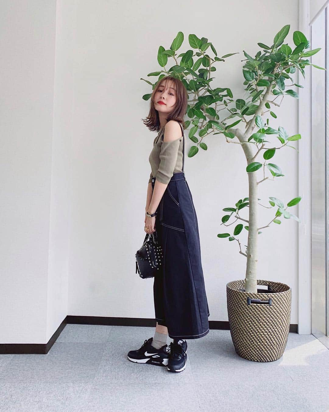 前田希美（まえのん）さんのインスタグラム写真 - (前田希美（まえのん）Instagram)「私服紹介。 トップスは@amerivintage さん。  そしてN WITH.のワークスカートを 合わせました。 万能すぎてどんなトップスにも 合わせられちゃいます。  カーキとベージュはご紹介したことが あったので、 今回はブラックにしてみました。  １着持ってると季節問わずに 使えるアイテムなのでおすすめです。  そして明日は12時より N WITH.新作発売です。 是非チェックしてください！  @n_with_official  23時からのインスタライブも 遊びに来てくださいね♥  #のんの私服 #NWITH  #エヌウィズ #fashion #ootd #code」4月24日 20時42分 - maeda_nozomi