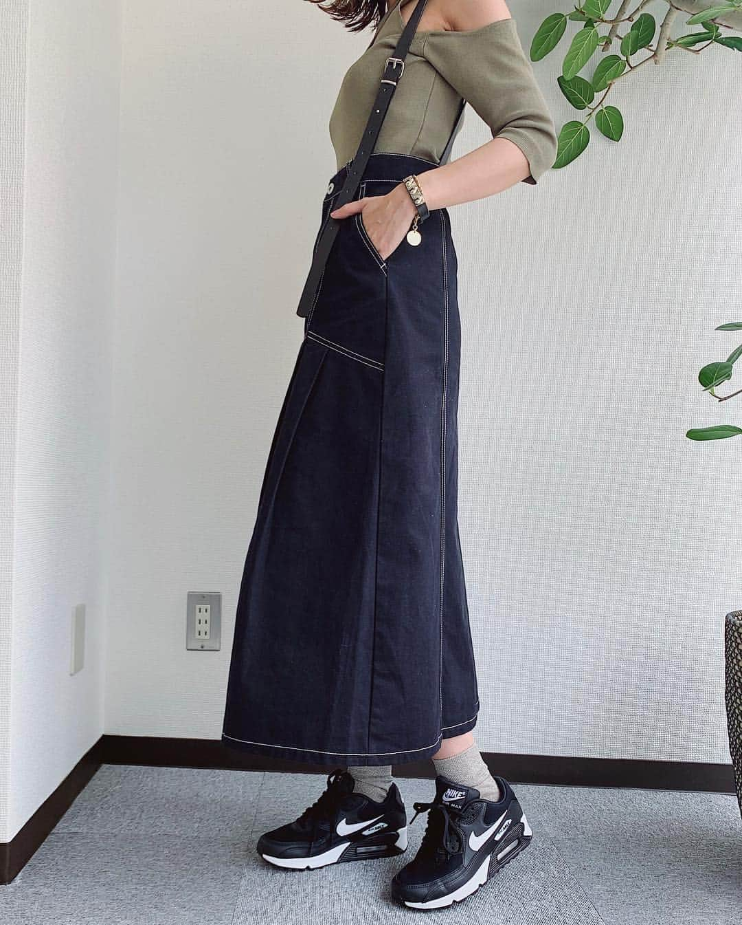 前田希美（まえのん）さんのインスタグラム写真 - (前田希美（まえのん）Instagram)「私服紹介。 トップスは@amerivintage さん。  そしてN WITH.のワークスカートを 合わせました。 万能すぎてどんなトップスにも 合わせられちゃいます。  カーキとベージュはご紹介したことが あったので、 今回はブラックにしてみました。  １着持ってると季節問わずに 使えるアイテムなのでおすすめです。  そして明日は12時より N WITH.新作発売です。 是非チェックしてください！  @n_with_official  23時からのインスタライブも 遊びに来てくださいね♥  #のんの私服 #NWITH  #エヌウィズ #fashion #ootd #code」4月24日 20時42分 - maeda_nozomi