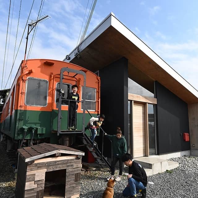 日本経済新聞社さんのインスタグラム写真 - (日本経済新聞社Instagram)「【NIKKEI The STYLE】この晴れやかな子どもたちの表情！　フロント特集は「線路は続くよ　わが家にも」。乗って撮るだけでない鉄道愛を紹介します。兵庫県に住む木村浩輔さん宅のコンセプトは、駅のプラットフォーム。大叔父が買った古い客車を受け継ぎ、自宅と一体化させました。客車へはリビングから行き来でき、子どもたちのすてきな遊び場となっています。 #線路 #鉄道 #兵庫県 #駅 #リビング #プラットフォーム」4月24日 20時42分 - nikkei