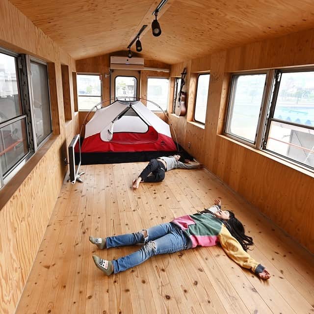日本経済新聞社さんのインスタグラム写真 - (日本経済新聞社Instagram)「【NIKKEI The STYLE】子どもたちが気持ちよさそうに床に寝そべっているのは、なんと鉄道の客車です。兵庫県高砂市の木村浩輔さんは、家と客車を一体化させて自由に行き来できる自宅を作りました。客車はかつて大叔父が買って畑においておいたもの。子どもが遊んだりご近所さんが囲碁を打ちに来たり、当時から交流の場だったのだとか。「家に電車があるよね、って知らない子も話しかけてくれるので友達の輪も広がる」と長男の太陽君が話してくれました。乗る、撮るだけでないフロント特集「「線路は続くよ　わが家にも」から。 #鉄道 #客車 #兵庫県高砂市 #囲碁 #子ども #線路 #電車」4月24日 20時43分 - nikkei