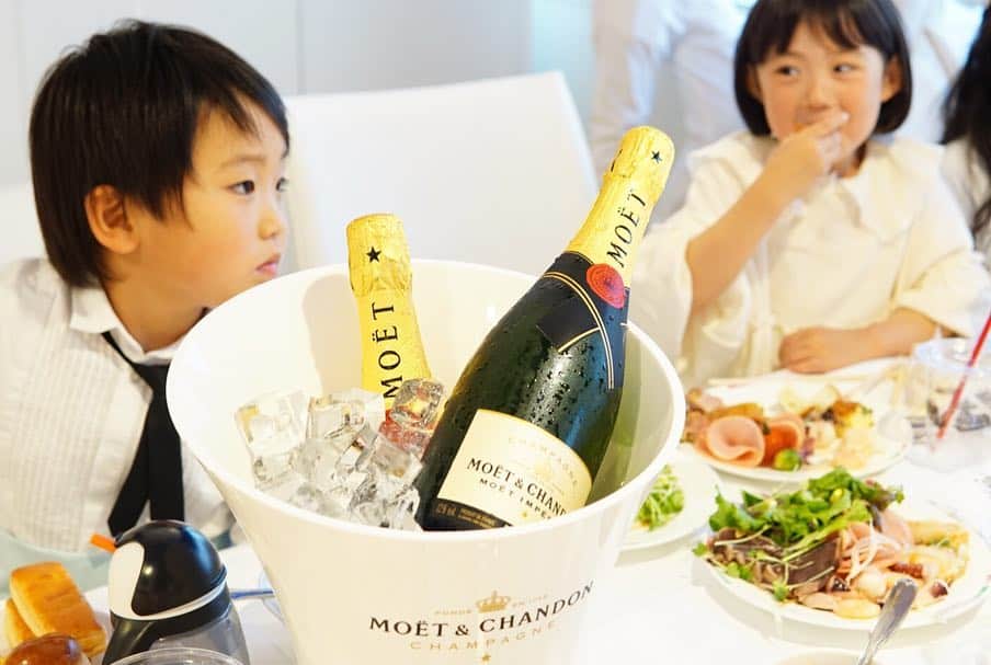 *yoko*さんのインスタグラム写真 - (*yoko*Instagram)「* ◇2019.4.24 wed. ・ ホワイトパーティーへ🚢 とにかく心乃が3人のお姉ちゃんのことが大好きすぎてずっとくっついてた😂 #可愛い人大好きなんです 私が知らない間に一緒にソファーで飲んでたらしい🍸🍹 ダンスもノリノリすぎて笑ったわ～♪ なかなか会えないお友達&はじめましてのお友達も沢山出来てあっという間の4時間やった♡ マイロとルカとの写真が全然撮れんかった🙈 ・ #動く心乃シリーズ ・ #ホワイトパーティー#ビアンカ#琵琶湖#シガラ#cigala」4月24日 20時49分 - yococono
