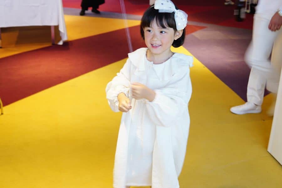 *yoko*さんのインスタグラム写真 - (*yoko*Instagram)「* ◇2019.4.24 wed. ・ ホワイトパーティーへ🚢 とにかく心乃が3人のお姉ちゃんのことが大好きすぎてずっとくっついてた😂 #可愛い人大好きなんです 私が知らない間に一緒にソファーで飲んでたらしい🍸🍹 ダンスもノリノリすぎて笑ったわ～♪ なかなか会えないお友達&はじめましてのお友達も沢山出来てあっという間の4時間やった♡ マイロとルカとの写真が全然撮れんかった🙈 ・ #動く心乃シリーズ ・ #ホワイトパーティー#ビアンカ#琵琶湖#シガラ#cigala」4月24日 20時49分 - yococono