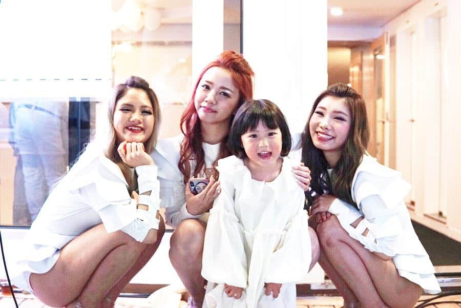 *yoko*さんのインスタグラム写真 - (*yoko*Instagram)「* ◇2019.4.24 wed. ・ ホワイトパーティーへ🚢 とにかく心乃が3人のお姉ちゃんのことが大好きすぎてずっとくっついてた😂 #可愛い人大好きなんです 私が知らない間に一緒にソファーで飲んでたらしい🍸🍹 ダンスもノリノリすぎて笑ったわ～♪ なかなか会えないお友達&はじめましてのお友達も沢山出来てあっという間の4時間やった♡ マイロとルカとの写真が全然撮れんかった🙈 ・ #動く心乃シリーズ ・ #ホワイトパーティー#ビアンカ#琵琶湖#シガラ#cigala」4月24日 20時49分 - yococono