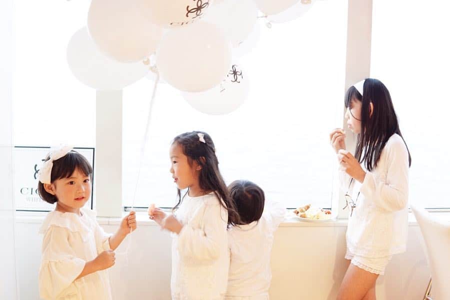 *yoko*さんのインスタグラム写真 - (*yoko*Instagram)「* ◇2019.4.24 wed. ・ ホワイトパーティーへ🚢 とにかく心乃が3人のお姉ちゃんのことが大好きすぎてずっとくっついてた😂 #可愛い人大好きなんです 私が知らない間に一緒にソファーで飲んでたらしい🍸🍹 ダンスもノリノリすぎて笑ったわ～♪ なかなか会えないお友達&はじめましてのお友達も沢山出来てあっという間の4時間やった♡ マイロとルカとの写真が全然撮れんかった🙈 ・ #動く心乃シリーズ ・ #ホワイトパーティー#ビアンカ#琵琶湖#シガラ#cigala」4月24日 20時49分 - yococono