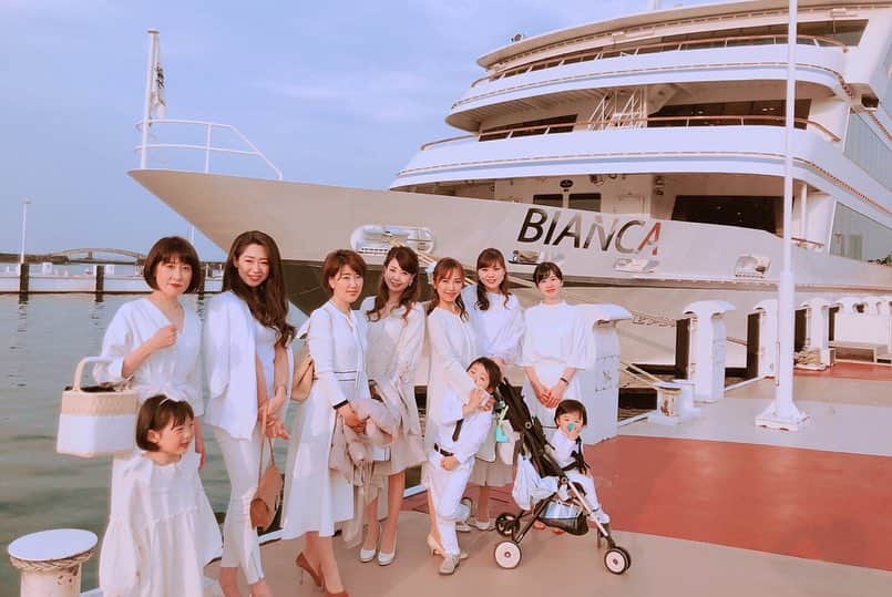 *yoko*さんのインスタグラム写真 - (*yoko*Instagram)「* ◇2019.4.24 wed. ・ ホワイトパーティーへ🚢 とにかく心乃が3人のお姉ちゃんのことが大好きすぎてずっとくっついてた😂 #可愛い人大好きなんです 私が知らない間に一緒にソファーで飲んでたらしい🍸🍹 ダンスもノリノリすぎて笑ったわ～♪ なかなか会えないお友達&はじめましてのお友達も沢山出来てあっという間の4時間やった♡ マイロとルカとの写真が全然撮れんかった🙈 ・ #動く心乃シリーズ ・ #ホワイトパーティー#ビアンカ#琵琶湖#シガラ#cigala」4月24日 20時49分 - yococono