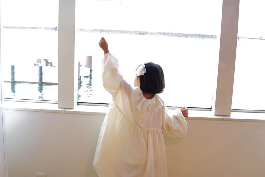 *yoko*さんのインスタグラム写真 - (*yoko*Instagram)「* ◇2019.4.24 wed. ・ ホワイトパーティーへ🚢 とにかく心乃が3人のお姉ちゃんのことが大好きすぎてずっとくっついてた😂 #可愛い人大好きなんです 私が知らない間に一緒にソファーで飲んでたらしい🍸🍹 ダンスもノリノリすぎて笑ったわ～♪ なかなか会えないお友達&はじめましてのお友達も沢山出来てあっという間の4時間やった♡ マイロとルカとの写真が全然撮れんかった🙈 ・ #動く心乃シリーズ ・ #ホワイトパーティー#ビアンカ#琵琶湖#シガラ#cigala」4月24日 20時49分 - yococono