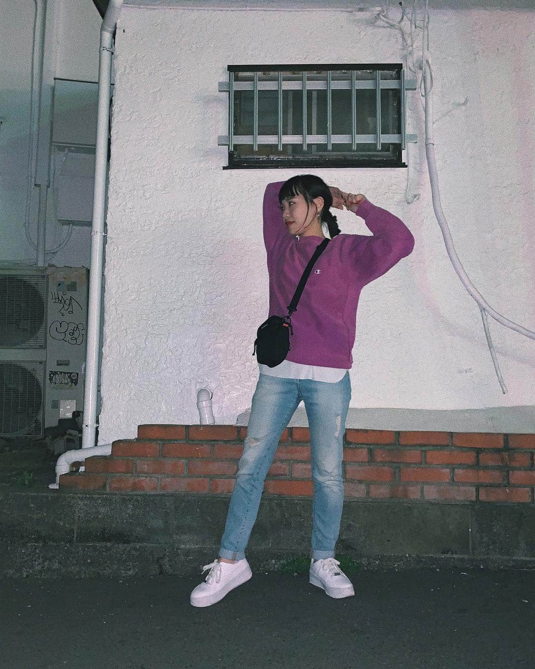 sayocoのインスタグラム：「ちょっとそこまで飲みに行くだけstyle🍺を ともだちが撮ってくれたよ😂📸💜 ・ #楽ちんコーデ #championsweater #supreme #cheapmonday #nikeairforce1sagelow」