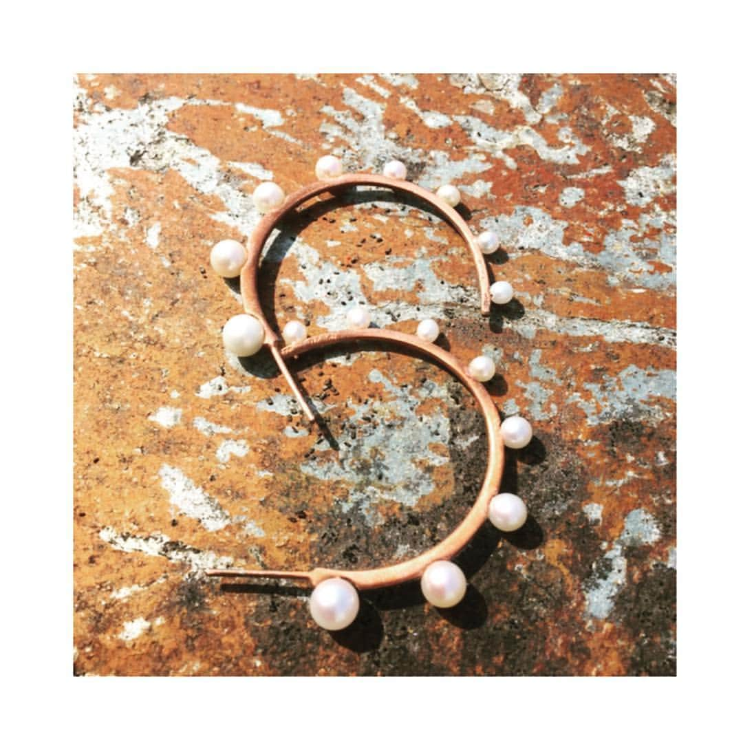 ソフィア ココサラキのインスタグラム：「S ‘L o o p e d M e t e o r f a l l’ rose gold hoops and freshwater pearls #sophiakokosalakijewelry」