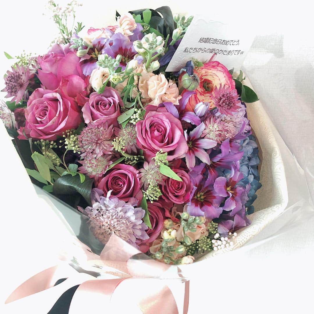 磯部奈央さんのインスタグラム写真 - (磯部奈央Instagram)「ちょっと前の話になりますが…☺︎ . 先月の結婚記念日の日に、大好きなカップルとごはんにでかけたのですが、サプライズでこんなステキな花束をプレゼントしてくれたの🥺💐 . 花束がタイプすぎて…💘 ありがとう❤︎ . . . #花束 #💐 #花 #嬉しい #ありがとう #happy #instalife」4月24日 20時56分 - nao_isobe729