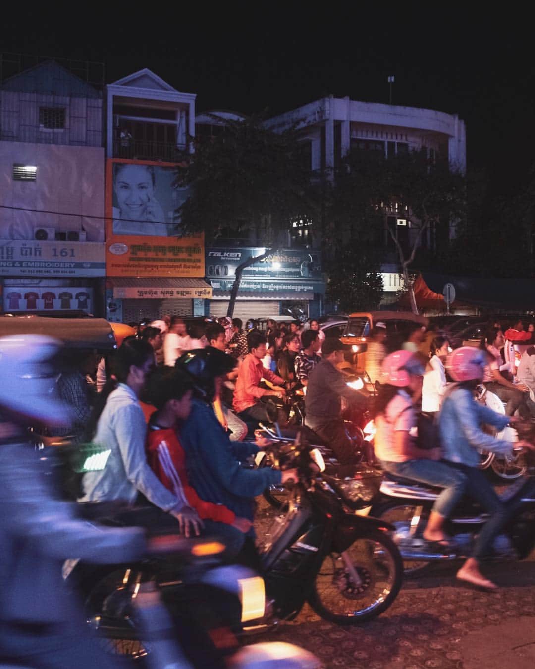 Shunsuke Miyatakeのインスタグラム：「Stillness in motion, Phnom Penh, Cambodia. #Spi_Action」