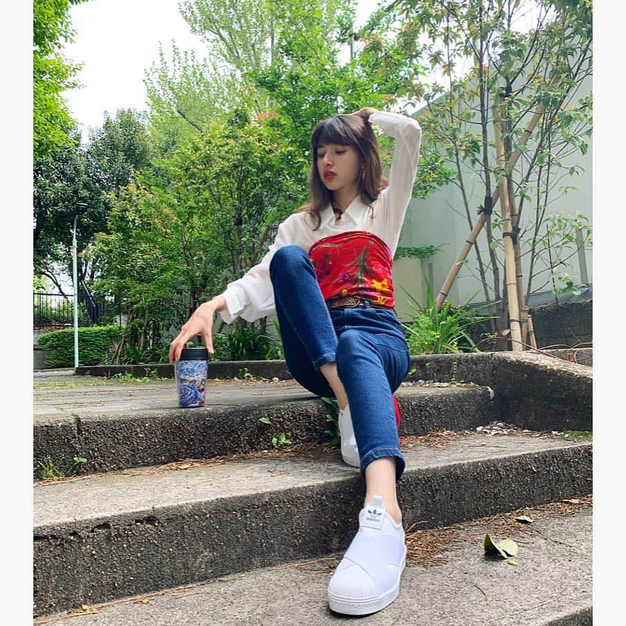 LINA（吉村リナ）さんのインスタグラム写真 - (LINA（吉村リナ）Instagram)「今日は1日とってもハッピーな瞬間で溢れてた☺️🌈☔️みんなはどんな1日でしたか？？良い日でも悪い日でも、きっとそれには意味があって、捉え方次第で実は幸せな1日だったことに気付けるかも👀✨ #私服 PS. 写真に写ってる洋服は、GRLさんから撮影時にいただいたスキニー以外は全てセカンドハンド♻️ シャツの上からスカーフを巻いて、チューブトップみたいにしてみたんだ😂🌺 ・ Today was such a extra happy day ☺️how about you?? PS. Everything I am wearing in the picture is second hand ♻️ I also made my original tube top by using a scarf, and actually worked really good I guess 😂🌺」4月24日 21時02分 - lina3336