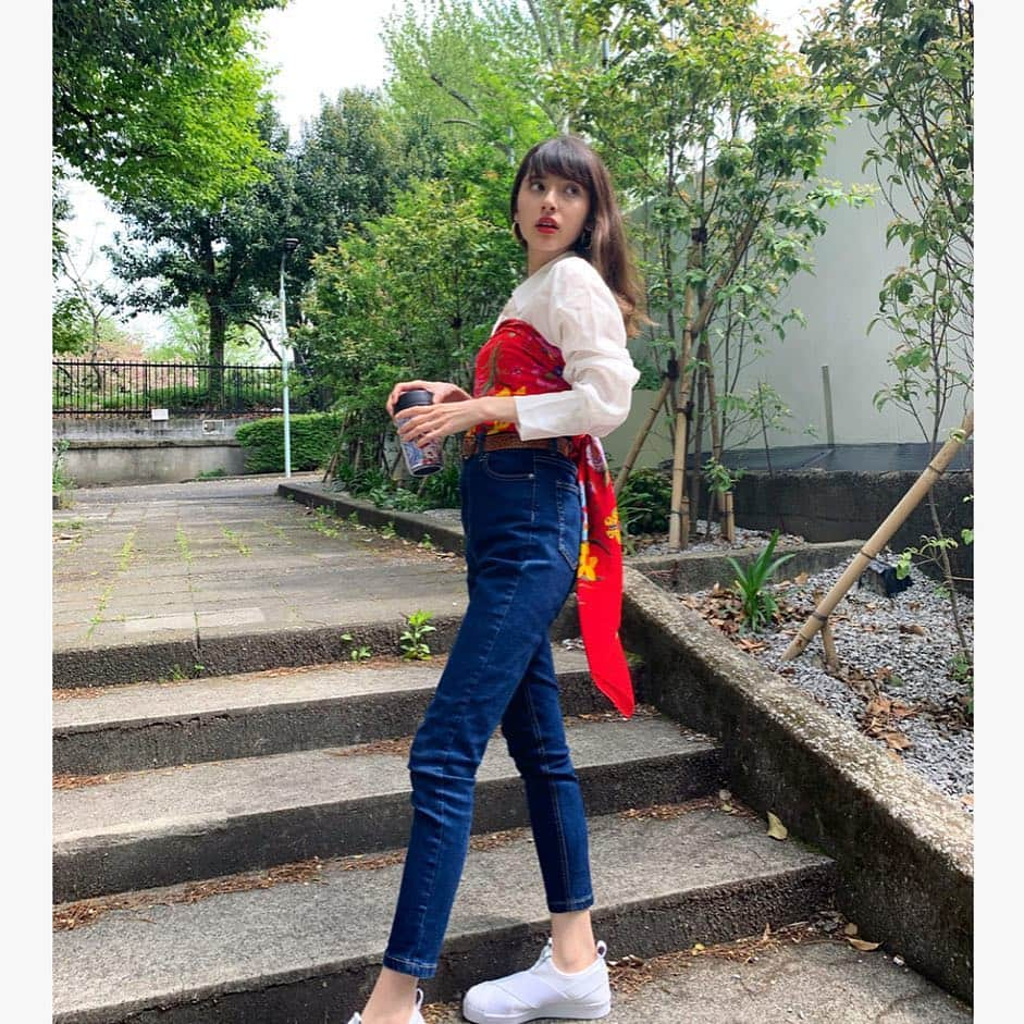 LINA（吉村リナ）さんのインスタグラム写真 - (LINA（吉村リナ）Instagram)「今日は1日とってもハッピーな瞬間で溢れてた☺️🌈☔️みんなはどんな1日でしたか？？良い日でも悪い日でも、きっとそれには意味があって、捉え方次第で実は幸せな1日だったことに気付けるかも👀✨ #私服 PS. 写真に写ってる洋服は、GRLさんから撮影時にいただいたスキニー以外は全てセカンドハンド♻️ シャツの上からスカーフを巻いて、チューブトップみたいにしてみたんだ😂🌺 ・ Today was such a extra happy day ☺️how about you?? PS. Everything I am wearing in the picture is second hand ♻️ I also made my original tube top by using a scarf, and actually worked really good I guess 😂🌺」4月24日 21時02分 - lina3336