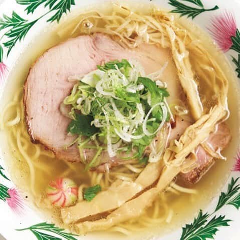 東京カレンダーさんのインスタグラム写真 - (東京カレンダーInstagram)「昆布、鰹節、煮干し、どんこでとった極上出汁と動物系の出汁を合わせたスープは澄んだ味わい。輪島の塩を使い帆立出汁を加えたスープの「塩ラーメン」は、貝の旨みと海塩のミネラルが溶け合う美味しさだ。 #東京カレンダー #東カレ #tokyocalendar #ラーメン #六本木 #ふるめん #塩ラーメン」4月24日 21時04分 - tokyocalendar
