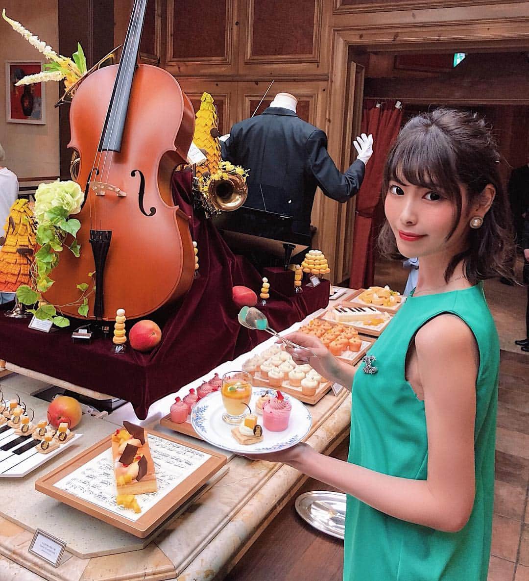 Yuika Matsuさんのインスタグラム写真 - (Yuika MatsuInstagram)「. . . 今月2回目の @ritzcarlton.osaka へ❤️ . 5月7日からスタートする サマーデザートブッフェ第１楽章♫ . マンゴー・パッショナート🥭のお披露目会へ 招待して頂きました✨ . . 会場は 「 オーケストラ 」をテーマに、 コンサートホールのような雰囲気に🎺 . . プレートが楽譜 や 音符になっていたり ケーキが 鍵盤🎹モチーフ になってて 見た目もモチロン可愛かった✨ . 45種類のマンゴーのスイーツや 軽食を頂き幸せぇ 👼 . . その中でも 特に私の #お気に入りマンゴー  は  マンゴーショートケーキ🍰です💕 →3回もおかわりしちゃった 🤫ww . . . . . . . #マンゴーパッショナート #mangobuffet  #ザリッツカールトン大阪 #リッツカールトン大阪  #ブッフェ #foodstagram #sweetsbuffet #スイーツブッフェ #ホテルブッフェ #ritzcarltonosaka #theritzcarltonosaka #osaka #italian #splendido #buffet #afternoonbuffet #アフタヌーンブッフェ#japan_vacations #instagramjapan  #food #foodpics #finedining #finedininglovers #chefsoninstagram #gourmetartistry #beautifulhotels  #アフタヌーンティー」4月24日 21時04分 - yuika00802