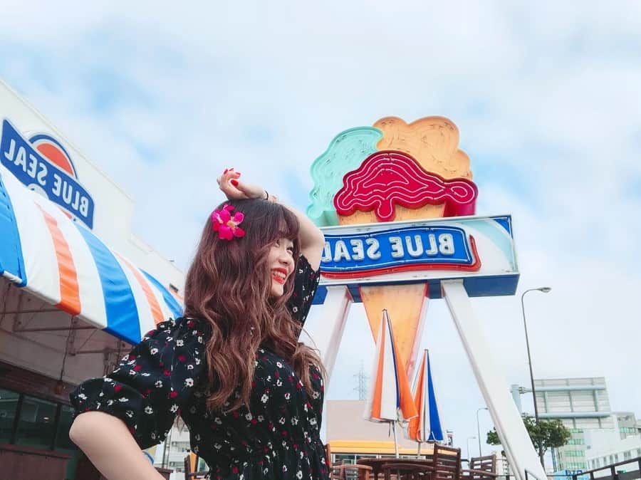 高橋里彩子さんのインスタグラム写真 - (高橋里彩子Instagram)「沖縄また行きたいなぁ♥️﻿ ﻿ 髪にハイビスカス🌺の花のヘアアクセつけるだけで﻿ 沖縄っぽさとか、﻿ 夏ｯ!　海ｯ!　リゾートｯ!﻿ って感じになるよね✨﻿ ﻿ ﻿ ﻿ ﻿ ﻿#沖縄旅行 #沖縄🌺 #沖縄ブルーシール #ブルーシール #ブルーシールアイスパーク #アイスパーク  #ヘアアレンジ #ヘアアクセ ﻿ #セルフアレンジ  #アレンジ#ヘアアレンジ #ヘアスタイル #モテアレンジ #ヘアメイク ﻿ ﻿#ヘアアレンジ簡単 #ヘアアレンジやり方 #モテ髪 #女の子#可愛いヘアアレンジ #ヘアアレンジが好き #モテヘア﻿」4月24日 21時05分 - konkonwanwan