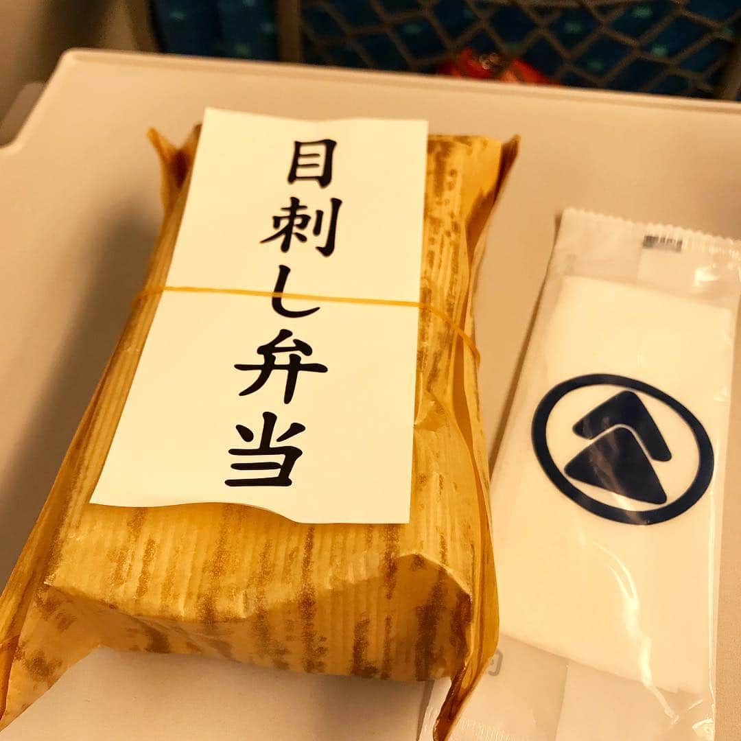 朝倉真司のインスタグラム：「岐阜（直太朗）→名古屋（直太朗） →大阪（いきもの） →大阪（いきもの） 。熱く感慨深い四連荘ライブを終えて東京へ。朝の新大阪戻りの定番、米屋の目刺し弁当。」