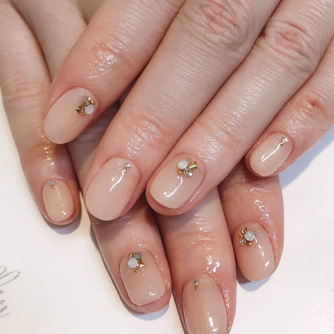 ネイルサロンEmbellir横浜店さんのインスタグラム写真 - (ネイルサロンEmbellir横浜店Instagram)「💅 . . ヌーディーベージュネイル！！ . . #シンプル な#ヌーディーベージュ の#ワンカラー に #ストーン と#スタッズ で華やかさをプラスしました(^^♪ . . ☆ご予約はお電話または、ホットペッパーにて☆ . . アカウントをクリックするとホットペッパーのURLがございます！！是非アクセスしてください！！ . . #オフィスネイル #ネイルサロン #ネイルデザイン  #ネイルアート #女子力ネイル #シンプルネイル  #横浜ネイルサロン #embellir #アンベリール  #ショートネイル #大人ネイル #トレンドネイル  #おしゃれネイル #大人女子ネイル #人気ネイル  #パラジェル #hpb_nail #ジェルネイル #springnails  #春ネイル #💅 #ネイル好きな人と繋がりたい #横浜 #横浜ネイルサロン #ヌーディーネイル」4月25日 8時00分 - embellir111