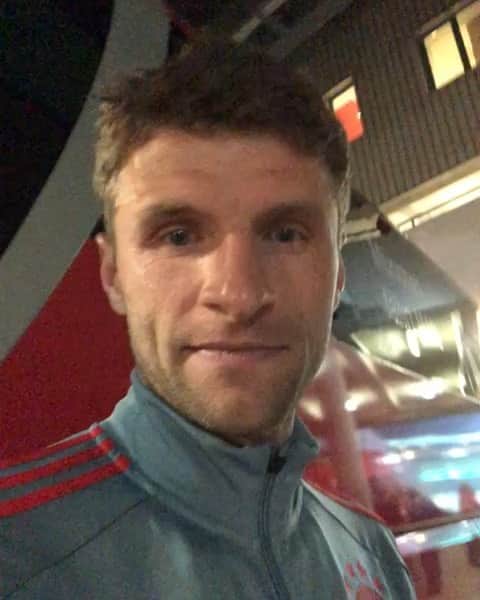 トーマス・ミュラーのインスタグラム：「Fiiiiinaaaallleeee 😀👍🏼 What a thrilling 3:2 win in Bremen 👌⚽️💪 #fcbayern #dfbpokal #svwfcb #esmuellert #roadtoberlin #thomasmüller」