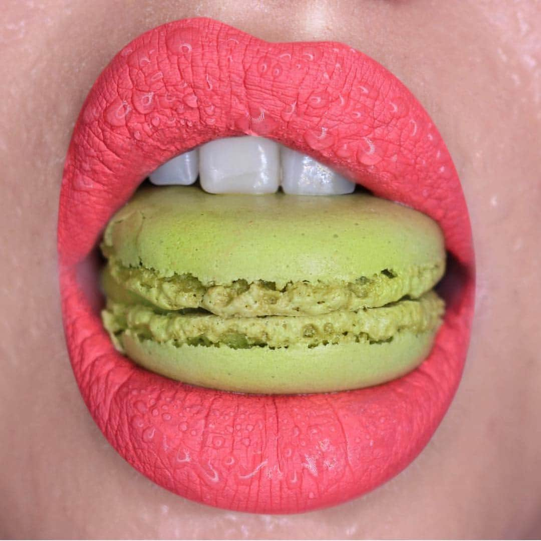 Jeffree Star Cosmeticsさんのインスタグラム写真 - (Jeffree Star CosmeticsInstagram)「BITE ME 👅👅 Ok now we need a # macaron ASAP 🤤🤤 This #velourliquidlipstick shade ‘818’ from last #summer still gets us fired up 💋💋 Who is ready for our #JSC 2019 #SummerCollection?? 🙋🏼‍♀️🙋🏼‍♀️ Photo by: @lipsonfire_  #jeffreestarcosmetics #liquidlipstick #818」4月25日 6時32分 - jeffreestarcosmetics