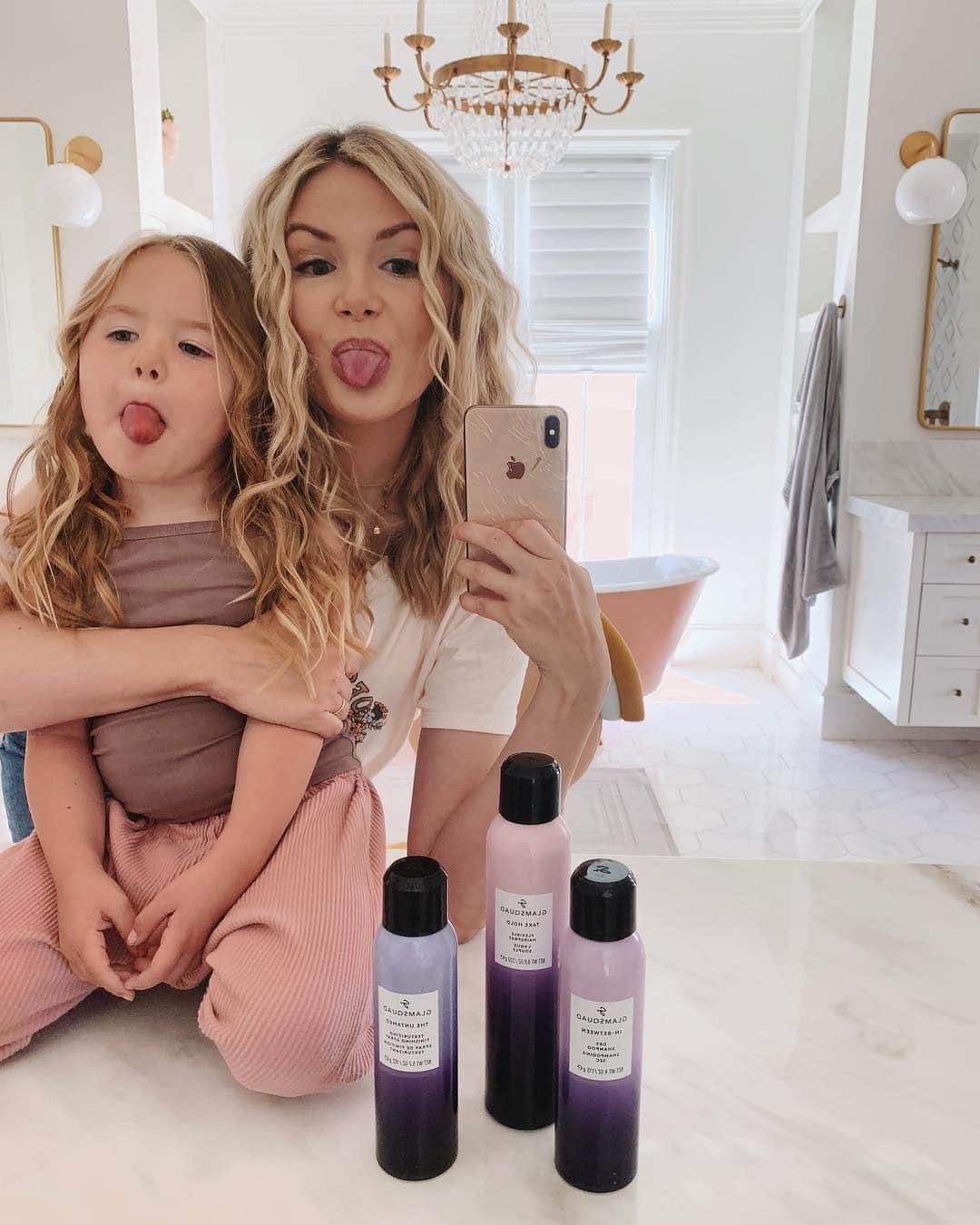 Amber Fillerup Clarkさんのインスタグラム写真 - (Amber Fillerup ClarkInstagram)「Our first mommy daughter hair tutorial showing you how to get these curls! It’s on my YouTube channel and I have a swipe up in my insta stories. We used @glamsquad products in our video! Should we make these a regular thing?! #glamsquad #stylingsquad #howiglamsquad #ad」4月25日 6時39分 - amberfillerup