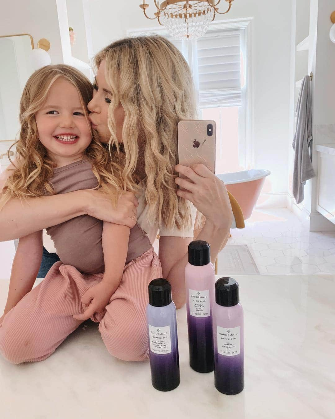 Amber Fillerup Clarkさんのインスタグラム写真 - (Amber Fillerup ClarkInstagram)「Our first mommy daughter hair tutorial showing you how to get these curls! It’s on my YouTube channel and I have a swipe up in my insta stories. We used @glamsquad products in our video! Should we make these a regular thing?! #glamsquad #stylingsquad #howiglamsquad #ad」4月25日 6時39分 - amberfillerup