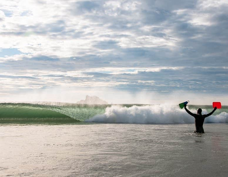 クリス・バーカードさんのインスタグラム写真 - (クリス・バーカードInstagram)「In Keith’s right hand was a washed up lunch tray we found on this beach in remote Russia. He had just broken his board and the waves were so good that he grabbed the closest thing he could find, in this case a piece of trash, and surfed it. As I followed him in the water there was an ear to ear grin because we were having so much fun , regardless of the craft ridden. In most if not all of the remote places I’ve been there has always been an abundance of two things ... waves and trash. There’s rare moments where you find anything you can re-use. This was one of them. We kept the tray. ♻️ @thetorpedopeople」4月25日 6時47分 - chrisburkard